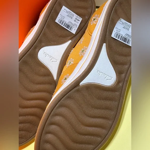 Clarks yellow Floral Canvas slip on casual shoes - Picture 5 of 6